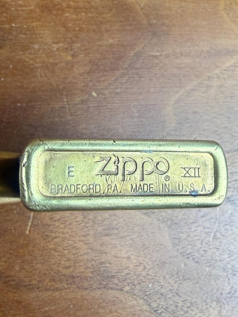 Äkta Zippo vindtät tändare med utsmyckad blommig graverad western i mässing bild 3