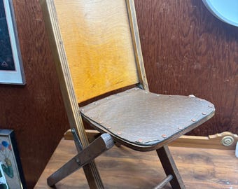 Składane krzesło młodzieżowe z drewna w stylu vintage, siedzisko skórzane, oparcie z listew w stylu rustykalnym