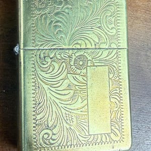 Äkta Zippo vindtät tändare med utsmyckad blommig graverad western i mässing bild 1