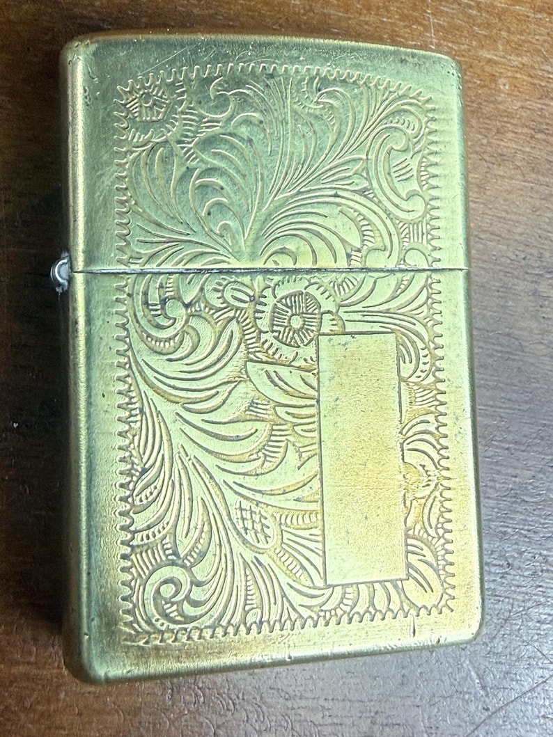 Äkta Zippo vindtät tändare med utsmyckad blommig graverad western i mässing bild 1