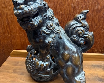 Grande statua di leone guardiano Foo Dog in bronzo / Scultura cinese del leone Fu / Guardiano del tempio Feng Shui / Decorazione in bronzo fuso pesante da 40 cm