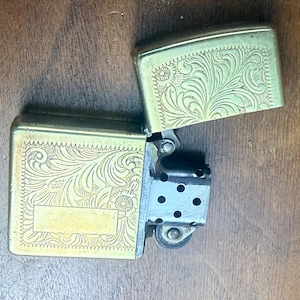 Äkta Zippo vindtät tändare med utsmyckad blommig graverad western i mässing bild 5