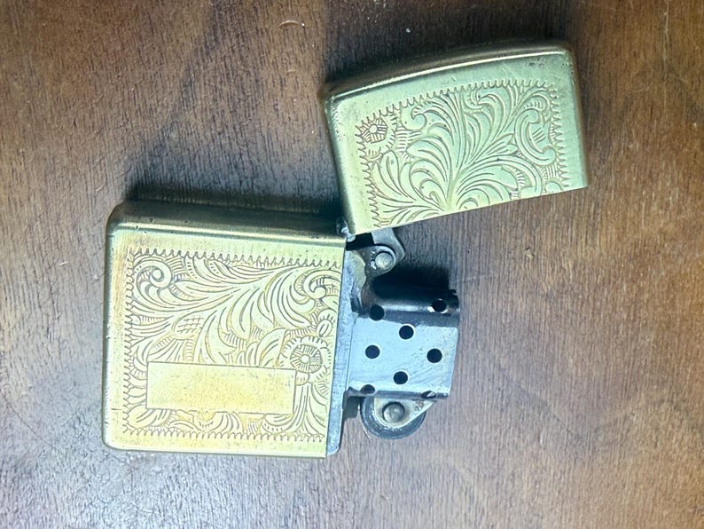Äkta Zippo vindtät tändare med utsmyckad blommig graverad western i mässing bild 5