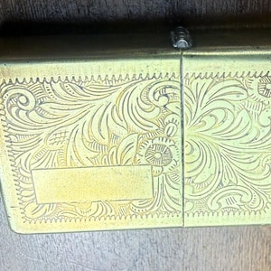 Äkta Zippo vindtät tändare med utsmyckad blommig graverad western i mässing bild 4