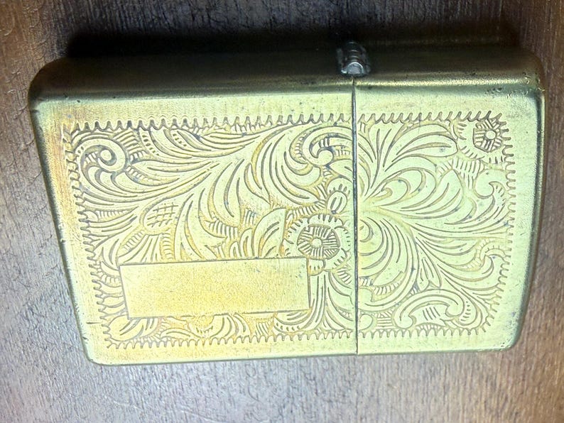 Äkta Zippo vindtät tändare med utsmyckad blommig graverad western i mässing bild 4
