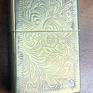 Äkta Zippo vindtät tändare med utsmyckad blommig graverad western i mässing bild 2