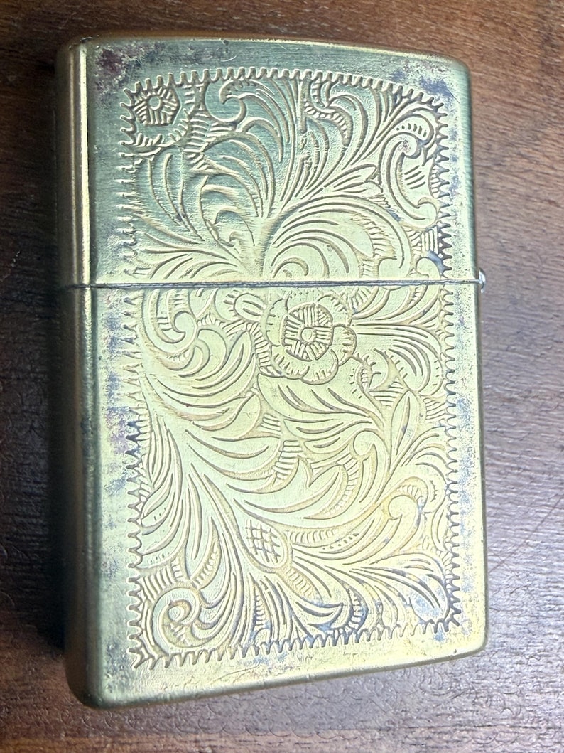 Äkta Zippo vindtät tändare med utsmyckad blommig graverad western i mässing bild 2
