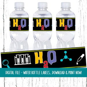 Könnte beinhalten: Drei Wasserflaschenetiketten mit schwarzem Hintergrund und gelbem, rotem und blauem Text, der "H2O" lautet. Die Etiketten zeigen auch ein Becherglas, ein Molekül und eine Pipette.