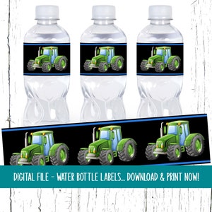 Könnte beinhalten: Drei durchsichtige Plastikwasserflaschen mit Etiketten, die einen grünen Traktor auf schwarzem Hintergrund zeigen. Die Etiketten haben einen blauen Rand und der Text "DIGITAL FILE - WATER BOTTLE LABELS... DOWNLOAD & PRINT NOW!" befindet sich am unteren Rand des Bildes.