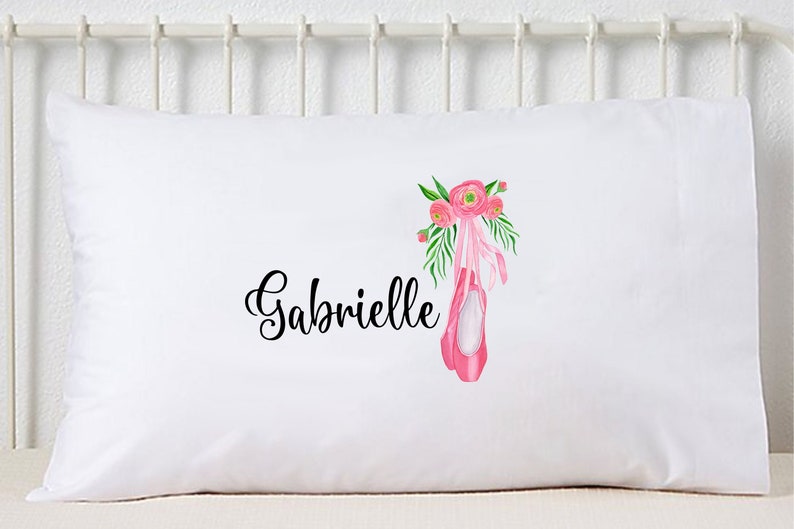 Taie doreiller personnalisée, pantoufles de ballet, art de la ballerine florale de renoncule, taie doreiller personnalisée, décor de chambre de fille, taie doreiller de taille standard image 1