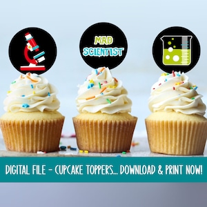 Könnte beinhalten: Drei Cupcakes mit schwarzen und weißen Cupcake-Toppern. Die Topper zeigen ein Mikroskop, die Worte "Mad Scientist" und ein Becherglas mit blubbernder Flüssigkeit. Die Cupcakes sind mit weißem Frosting und bunten Streuseln verziert.