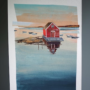 Puede incluir: Una pintura a la acuarela representa una peque&ntilde;a caseta roja en un muelle de madera, reflejada en el agua tranquila. El cielo transita del melocot&oacute;n al azul, con peque&ntilde;os botes dispersos. La obra est&aacute; sobre papel texturizado.