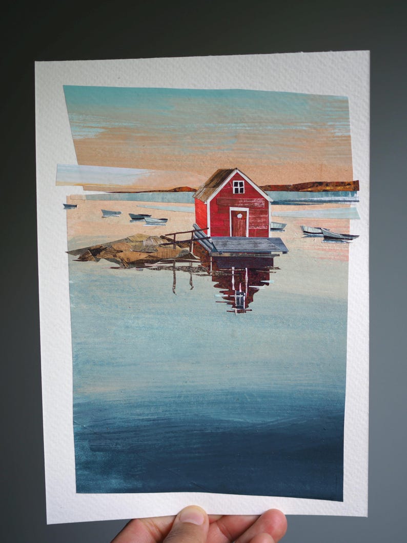 Puede incluir: Una pintura a la acuarela representa una peque&ntilde;a caseta roja en un muelle de madera, reflejada en el agua tranquila. El cielo transita del melocot&oacute;n al azul, con peque&ntilde;os botes dispersos. La obra est&aacute; sobre papel texturizado.