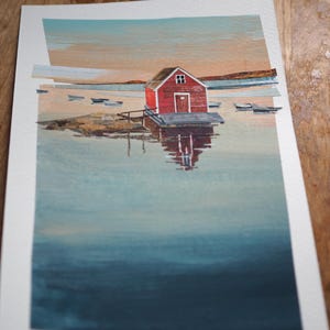 Puede incluir: Pintura a la acuarela de una caba&ntilde;a de pescadores roja sobre un peque&ntilde;o muelle, reflejada en agua tranquila. El cielo transita del naranja al azul, con peque&ntilde;os botes dispersos por el agua. Un paisaje costero sereno.