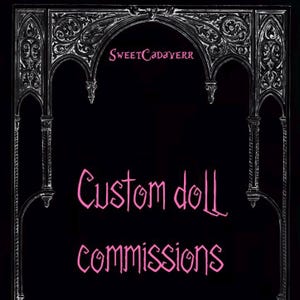 Könnte beinhalten: Schwarzer Hintergrund mit einem dekorativen, gotischen Bogen in Weiß. Der Text "SweetCadaverr" steht oben, darunter in rosa Schrift "Custom doll commissions". Das Bild hat eine dunkle, künstlerische Ästhetik.