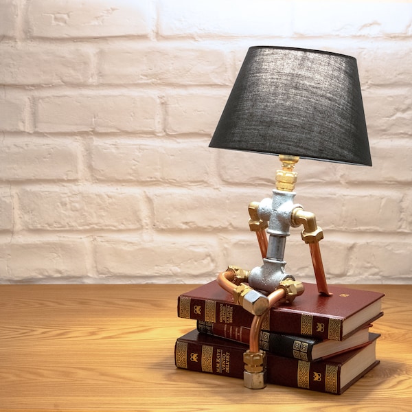 Lampe de table style industriel homme avec pied de livre M1 - Fer / Cuivre / Laiton / Steampunk / Livre / Table / Chambre / Cadeau