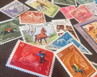10 francobolli vintage con cavalli. Illustrazioni di cavalli vintage e moderne. Francobolli internazionali.