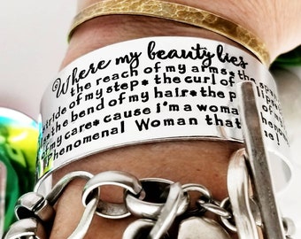 Inspirerende armband manchet, ik ben vrouw, fenomenale vrouw, Maya Angelo cadeau, aangepaste manchetarmband, personaliseer sieraden, zilveren manchetarmband