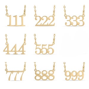 Op de afbeelding: Gouden nummerkettingen met de cijfers 111, 222, 333, 444, 555, 777, 888 en 999. Elke ketting heeft een hanger met het bijbehorende nummer, bevestigd aan een fijne ketting. De cijfers zijn in een schreefloze lettertype.