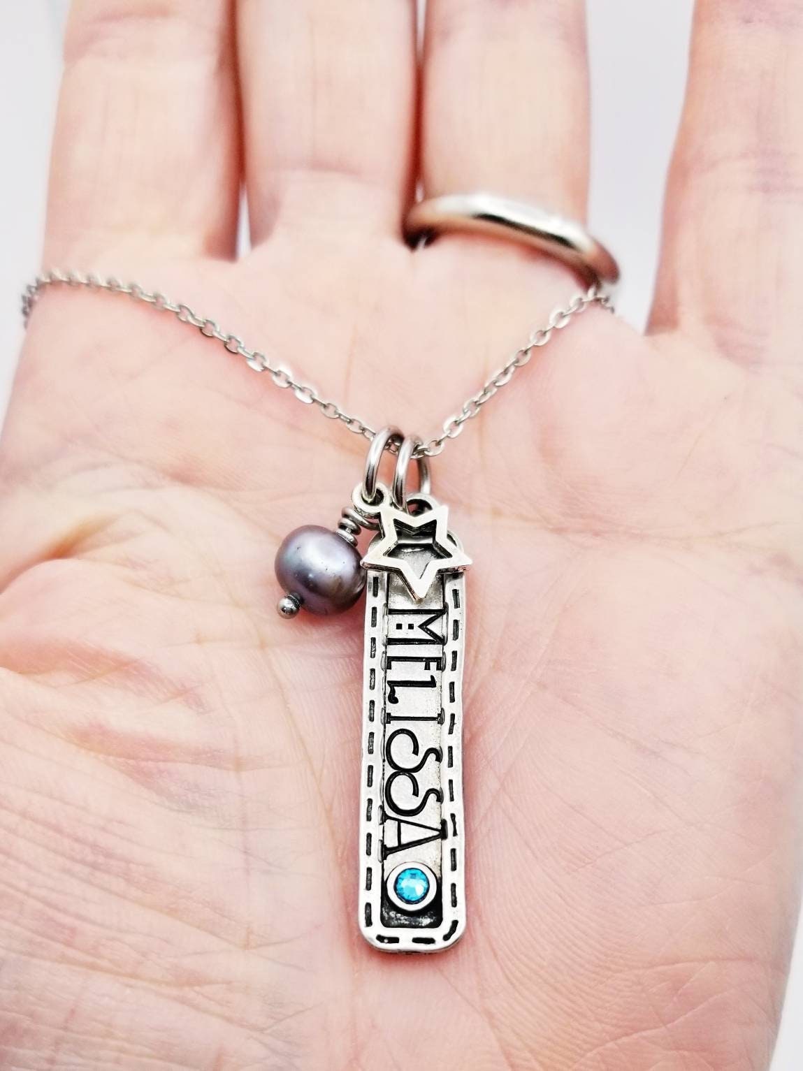 パーソナライズされたシルバーバーネックレス：カスタムネーム、誕生石