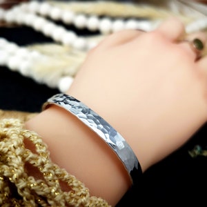 Brazalete de aluminio martillado personalizado: regalo de joyería personalizado