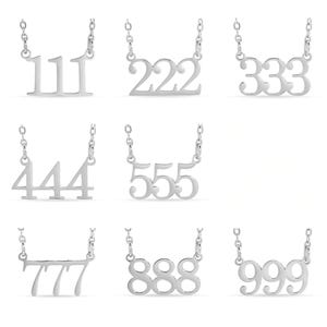 Op de afbeelding: Een verzameling zilverkleurige nummerkettingen, elk met een ander driecijferig getal: 111, 222, 333, 444, 555, 777, 888 en 999. De kettingen hebben een fijne ketting en een gepolijste afwerking.