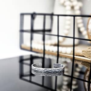Brazalete de aluminio martillado: un regalo inspirador personalizado