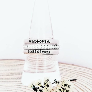 Op de afbeelding: Zilveren ring met de gravure "victoria" en "CLASS OF 2023".