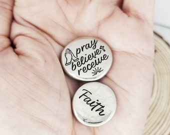 Pierre de prière en étain moulée à la main : jeton d'affirmation de poche
