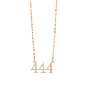 Op de afbeelding: Een goudkleurige ketting met een hanger met het nummer 444. De hanger heeft een gestileerd lettertype en de ketting is een delicate schakelketting. De ketting wordt tegen een witte achtergrond getoond.