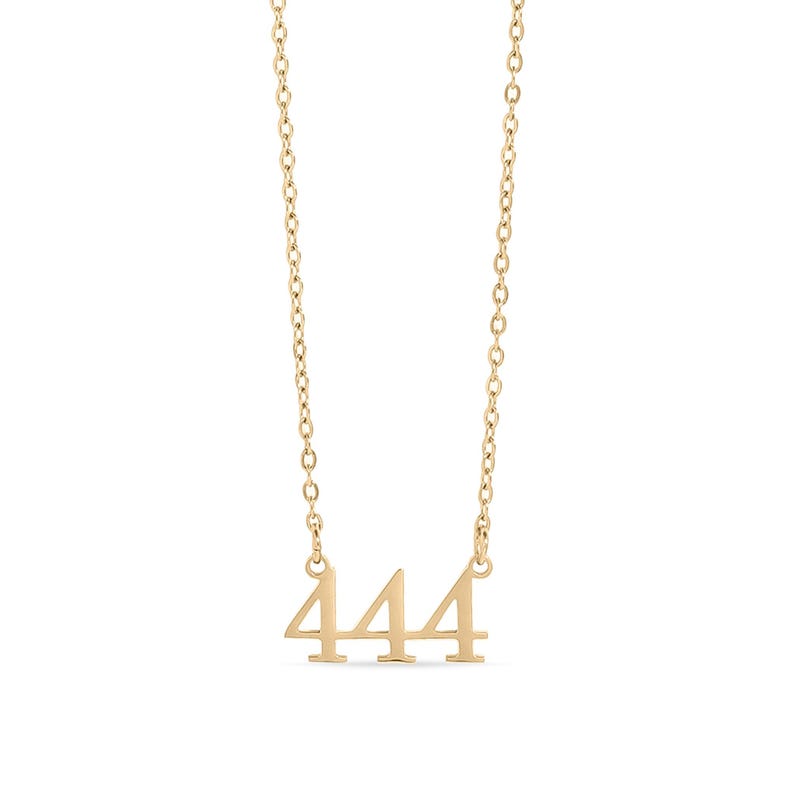 Op de afbeelding: Een goudkleurige ketting met een hanger met het nummer 444. De hanger heeft een gestileerd lettertype en de ketting is een delicate schakelketting. De ketting wordt tegen een witte achtergrond getoond.