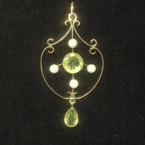 Art Nouveau peridot and gold pendant
