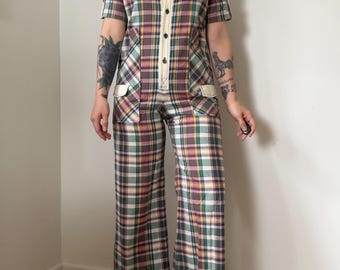 Mono vintage de cuadros de los años 70 • Pierna ancha • Ribete en contraste • Bolsillos de parche. 100% algodón. 8