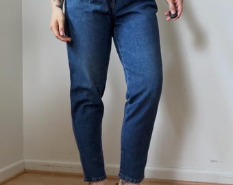 Jeans estilo mom jeans plisados y ajustados de los años 80, talla 26”.