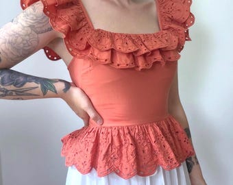 Bluzka z falbanką i baskinką w stylu vintage w kolorze rdzy i oczek | Romantyczny bawełniany top | Letni styl boho