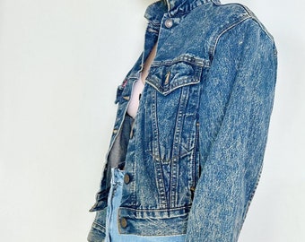 Vtg 1980’s Levi’s acid wash denim jacket in Small.