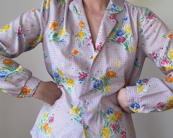 Vintageblus med blommigt rutmönster från 1970-talet, retrostil i lantlig stil, medium