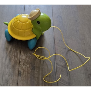 Vintage 1977 Fisher Price tag along sköldpadda dragleksak med sjömanshatt #644 USA