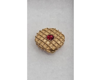 Perfume sólido Houbigant Chantilly Gold Waffle Compact con rubí sintético, vintage de los años 60.