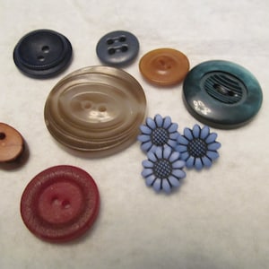 Mixed Bag of Buttons, Sewing Basket or Sewing Drawer Needs, Flower Buttons, Vintage and Collectible Buttons  Fun Mixture of Buttons