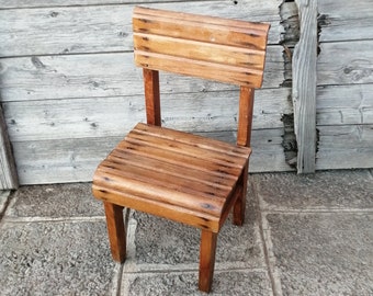 chaise d’enfants en bois de cru, chaise très vieille d’enfant en bois, meubles primitifs, chaise rustique faite à la main antique, ferme, décor de chalet, cadeau