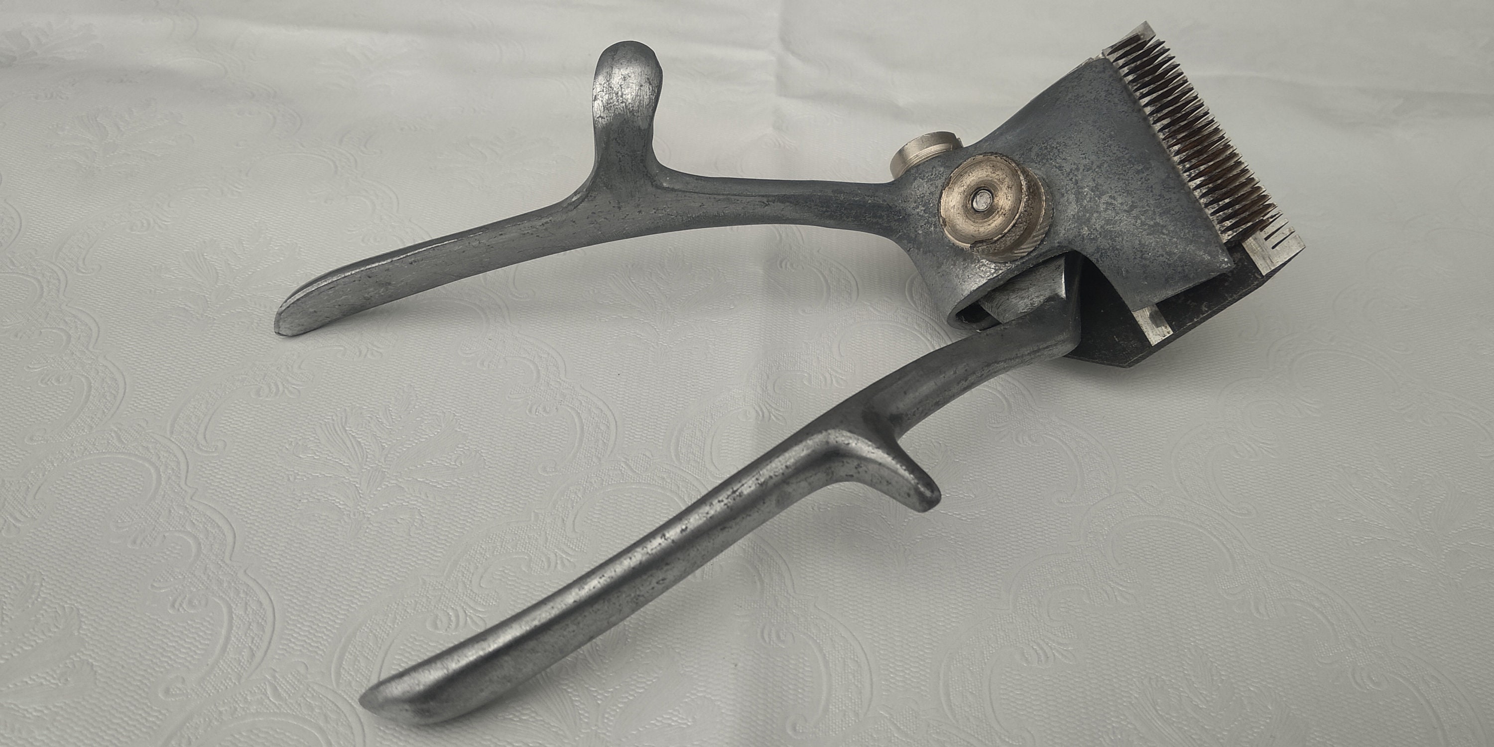 Vintage Manual Hair Clipper, Old Barber Hand Trimmer, Retro Barber Tool