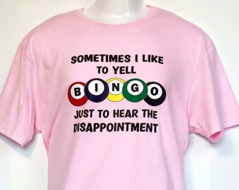 Les t-shirts de bingo, col rond et col en V sont disponibles en plusieurs tailles et couleurs !