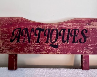 Old Barnwood antiek bord, hout rood geverfd met zwarte letters. Geweldig decor voor een huis in antieke of primitieve stijl.