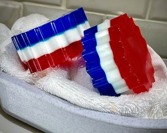 Handgemachte Almond Rose Glycerin Seife: Rot, Weiß & Blau ausgebogte Seife