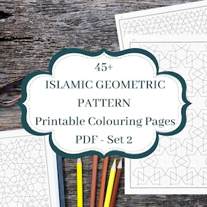 Op de afbeelding: Afbeelding van afdrukbare kleurplaten met islamitische geometrische patronen. De afbeelding toont kleurpotloden, een bril en een kleine plant in een pot op een houten oppervlak. De tekst luidt: "45+ Islamic Geometric Pattern Printable Colouring Pages PDF - Set 2."