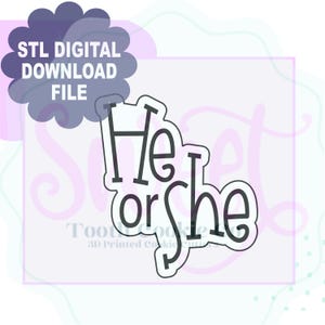 Può includere: Un file di download digitale in bianco e nero per un tagliapasta stampato in 3D. Il tagliapasta ha la forma delle parole "He or She".
