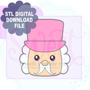 Puede incluir: Un archivo de descarga digital para un cortador de galletas con un diseño de cascanueces de dibujos animados. El cascanueces tiene un sombrero de copa rosa, un bigote blanco y cabello blanco rizado. El texto "STL DIGITAL DOWNLOAD FILE" está en una nube.