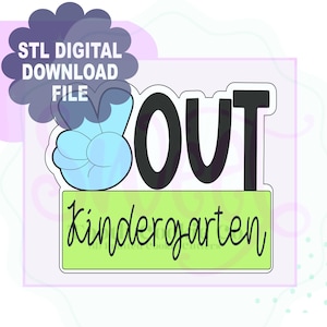 Può includere: Un file di download digitale per un tagliapasta stampabile in 3D. Il tagliapasta ha la forma di una mano che fa il segno della pace con le parole "OUT kindergarten" sotto.