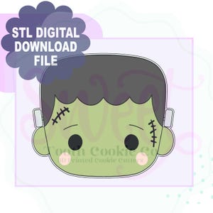 Può includere: Un file di download digitale STL per un tagliabiscotti di Frankenstein. Il design presenta un volto di mostro verde con capelli neri, dettagli cuciti e il testo "STL DIGITAL DOWNLOAD FILE" in una nuvola.